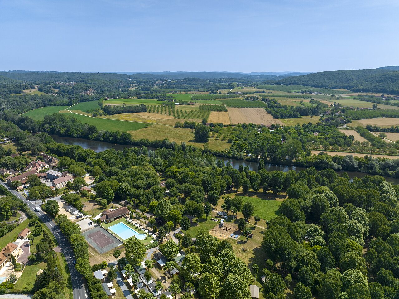 Camping CLICOCHIC Beau Rivage: luchtfoto, zwembad, rivier, natuur in LA ROQUE-GAGEAC (24).