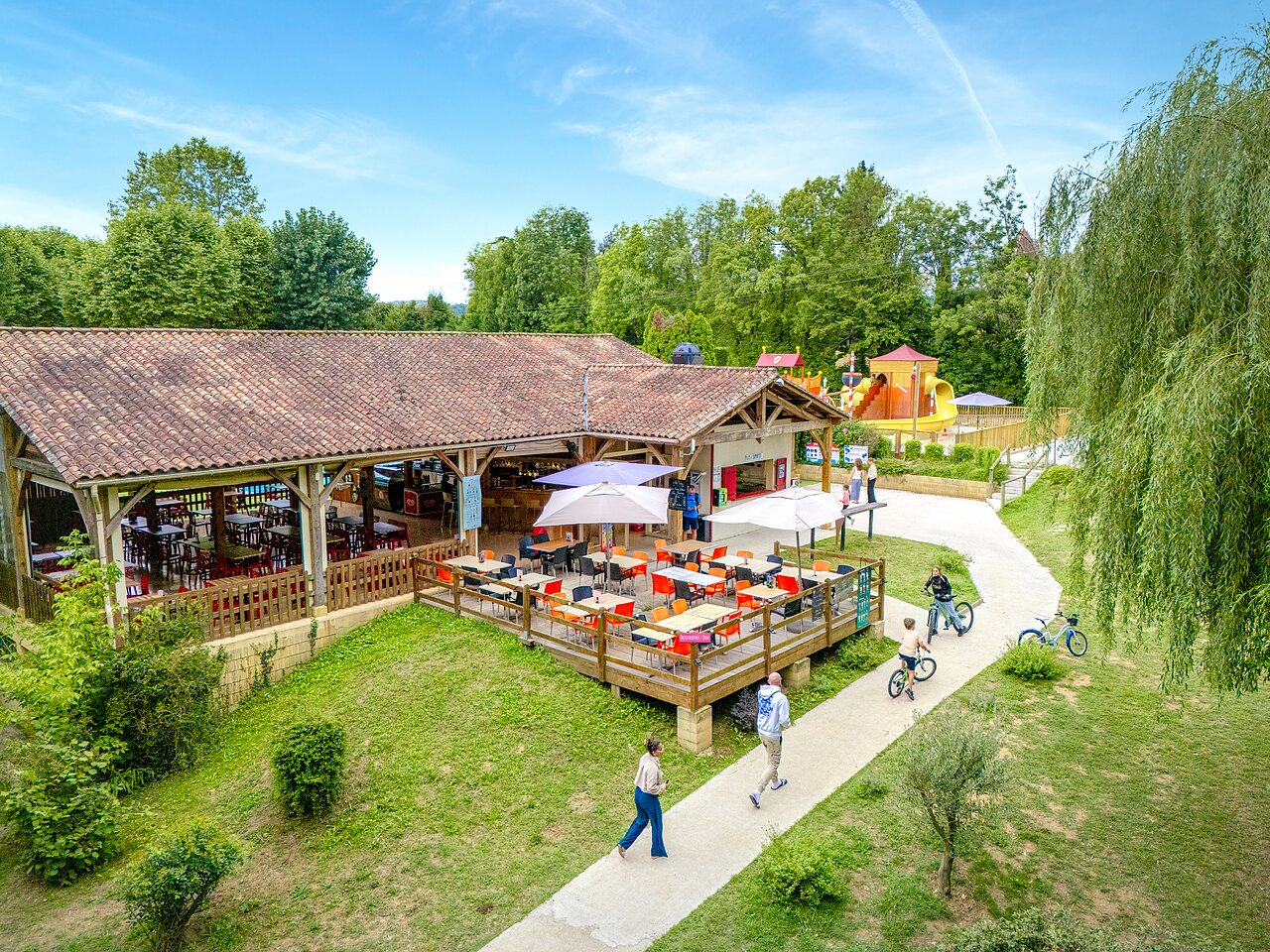 Restaurant-bar met terras en speeltuin op camping CLICOCHIC Beau Rivage in LA ROQUE-GAGEAC (24).