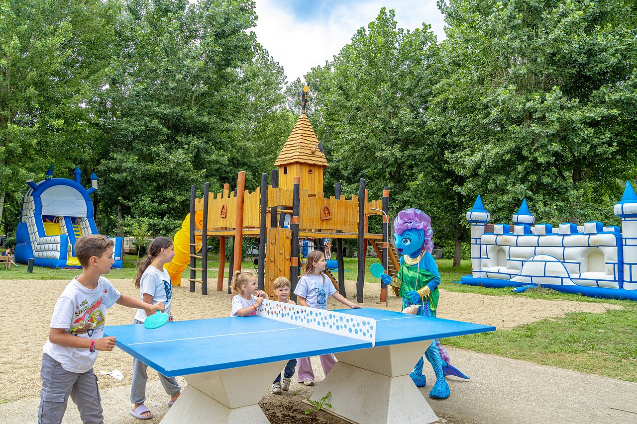 Spellen, springkastelen, mascotte op camping CLICOCHIC Beau Rivage in LA ROQUE-GAGEAC (24).