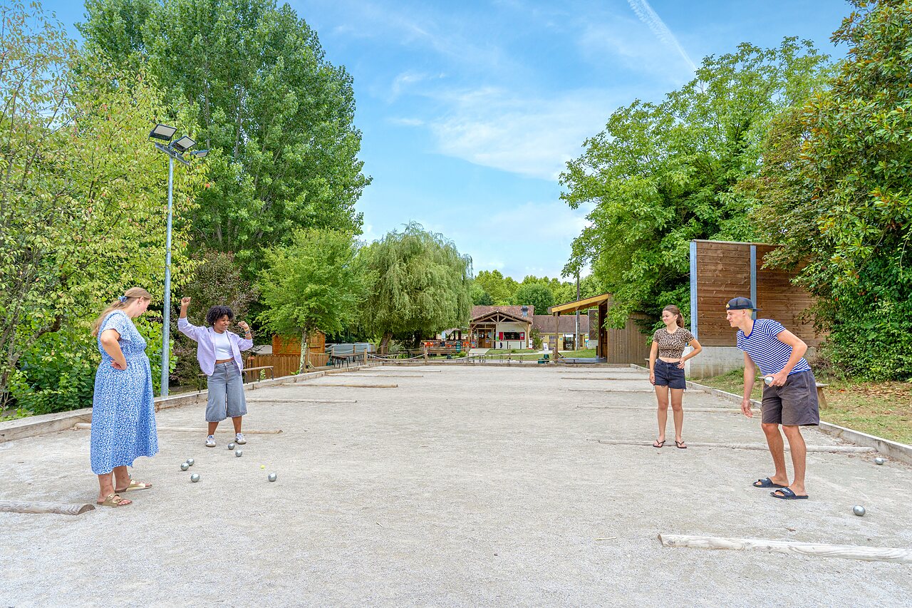 Levendig jeu de boules terrein met vakantiegangers op camping CLICOCHIC Beau Rivage.