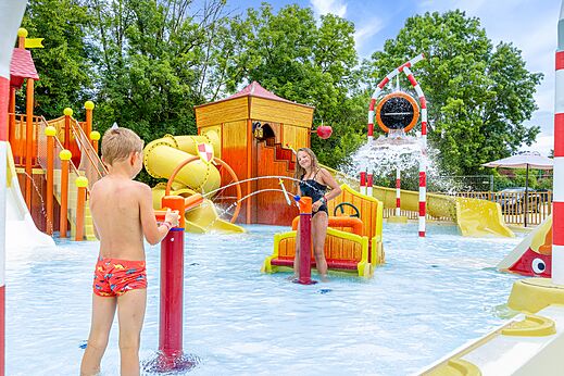 Glijbanen, waterstralen en waterspellen op camping CLICOCHIC Beau Rivage in LA ROQUE-GAGEAC.