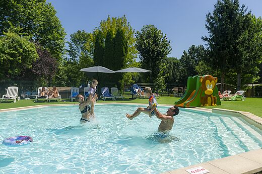 Buitenzwembad, kindglijbaan op camping CLICOCHIC Beau Rivage in LA ROQUE-GAGEAC (24).