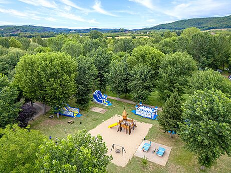 Speeltuin met opblaasbare structuren en glijbanen op camping CLICOCHIC Beau Rivage in LA ROQUE-GAGEAC (24).