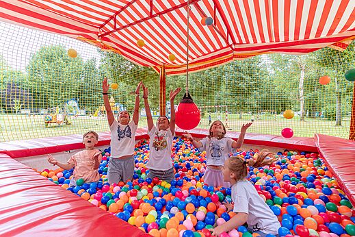 Kleurrijke ballenbak voor kinderen op camping CLICOCHIC Beau Rivage in LA ROQUE-GAGEAC.