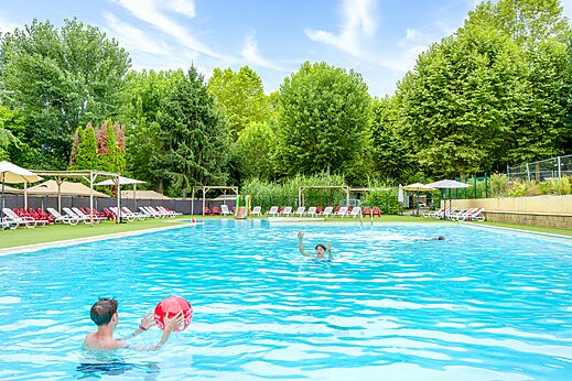 Groot buitenzwembad op camping CLICOCHIC Beau Rivage in LA ROQUE-GAGEAC (24).