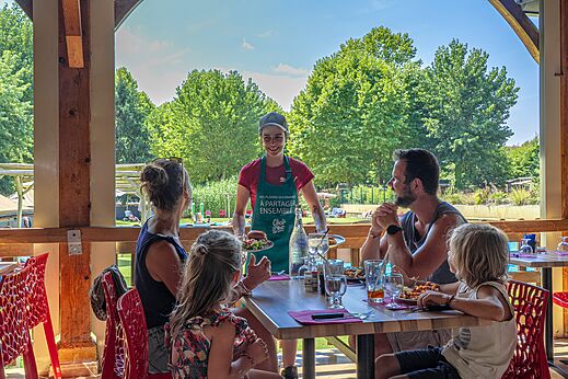 Familiediner in het restaurant van camping CLICOCHIC Beau Rivage in LA ROQUE-GAGEAC (24).