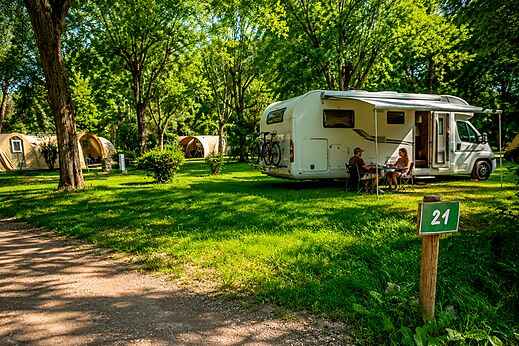 Camper, stel, staanplaats op camping CLICOCHIC Beau Rivage in LA ROQUE-GAGEAC.