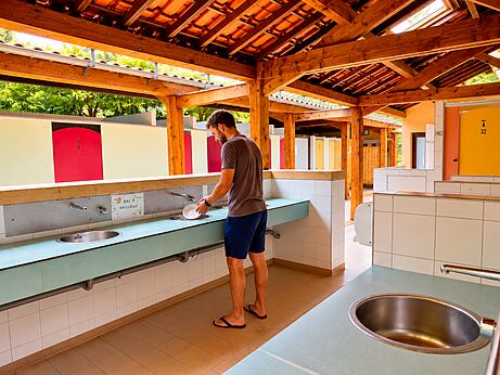 Afwasruimte en sanitair van camping CLICOCHIC Beau Rivage in LA ROQUE-GAGEAC (24).