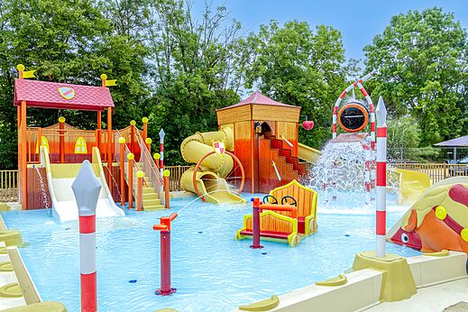 Waterpark, glijbanen op camping CLICOCHIC Beau Rivage in LA ROQUE-GAGEAC.
