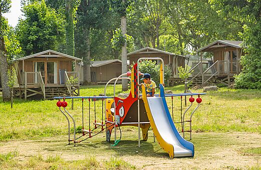 Glijbaan, speeltuin en stacaravans op camping CLICOCHIC Beau Rivage in LA ROQUE-GAGEAC (24).