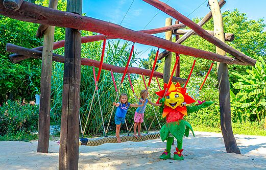 Twee kinderen en een mascotte op een touwbrug in de speeltuin op camping CLICOCHIC Beau Rivage in LA ROQUE-GAGEAC (24).