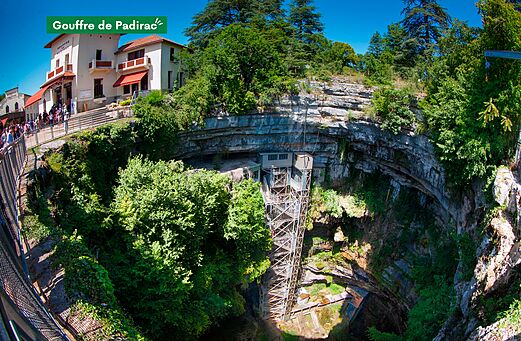 Gouffre de Padirac, indrukwekkende natuurlijke kloof met lift, te bezoeken nabij Padirac.
