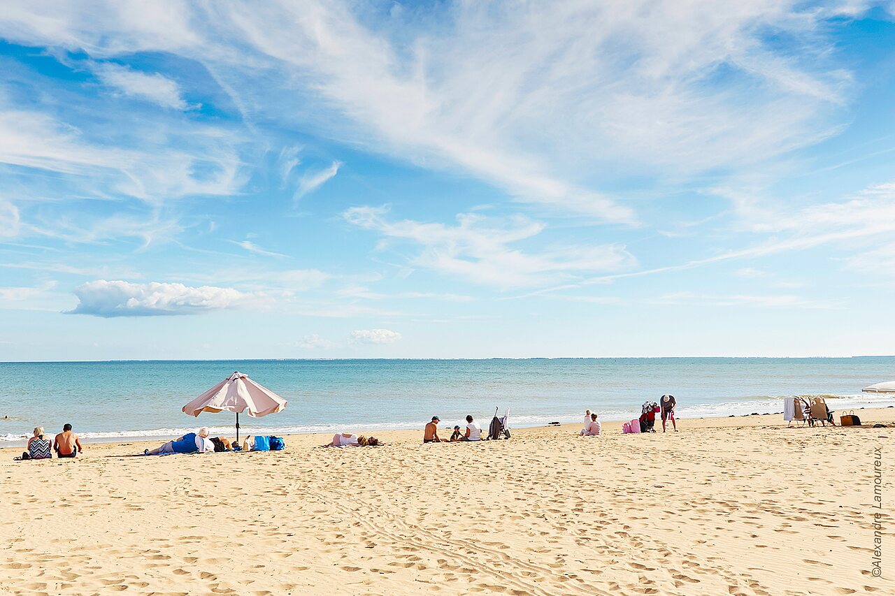 Zandstrand, zwemmers en parasol bij CAPFUN Bel Air, Aiguillon sur Mer (85).