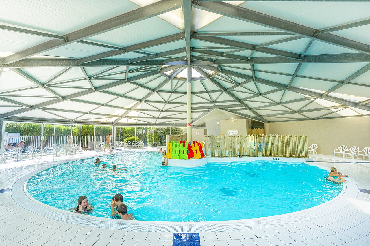 Overdekt zwembad met waterspeeltuin voor kinderen op camping CAPFUN Bel Air in Aiguillon sur Mer (85).