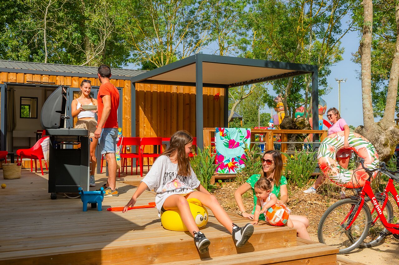 Familie geniet terras stacaravan, barbecue, zwemband, camping CAPFUN Bel Air (85).