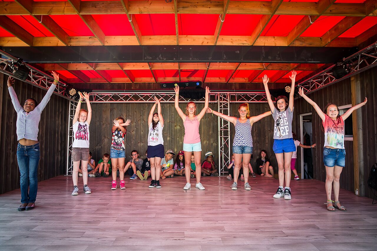 Kinderen op podium deelnemend aan animatie op camping CAPFUN Bel Air in Aiguillon sur Mer (85).