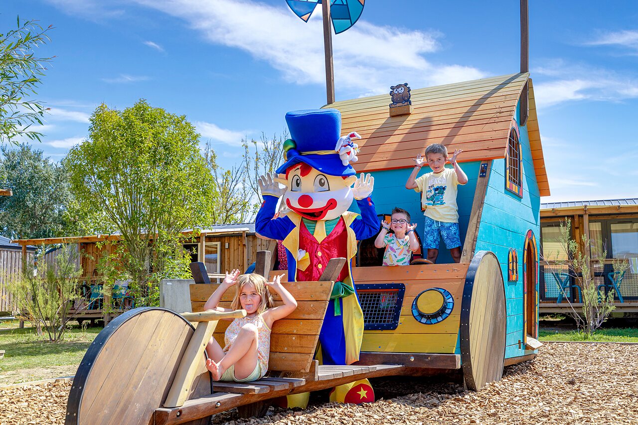 Mascotte en kinderen op speeltuin bij CAPFUN Bel Air, Aiguillon sur Mer (85).