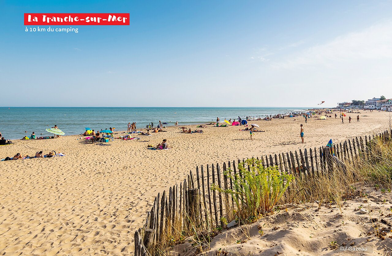 Groot zandstrand in La Tranche-sur-Mer, Vend�e, ideaal voor zwemmen en ontspanning.