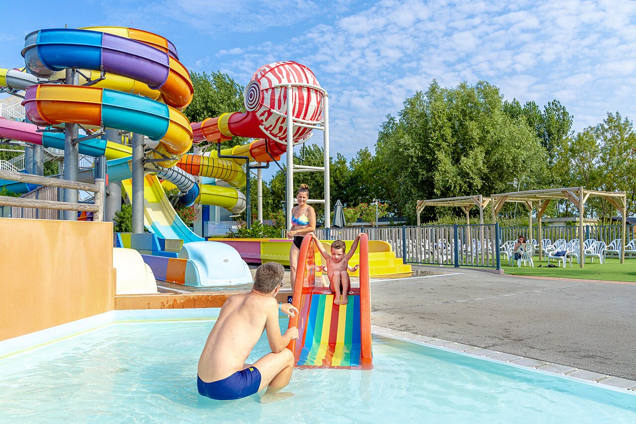 Kleurrijke waterglijbanen en familiezwembad op camping CAPFUN Bel Air, Aiguillon sur Mer (85).