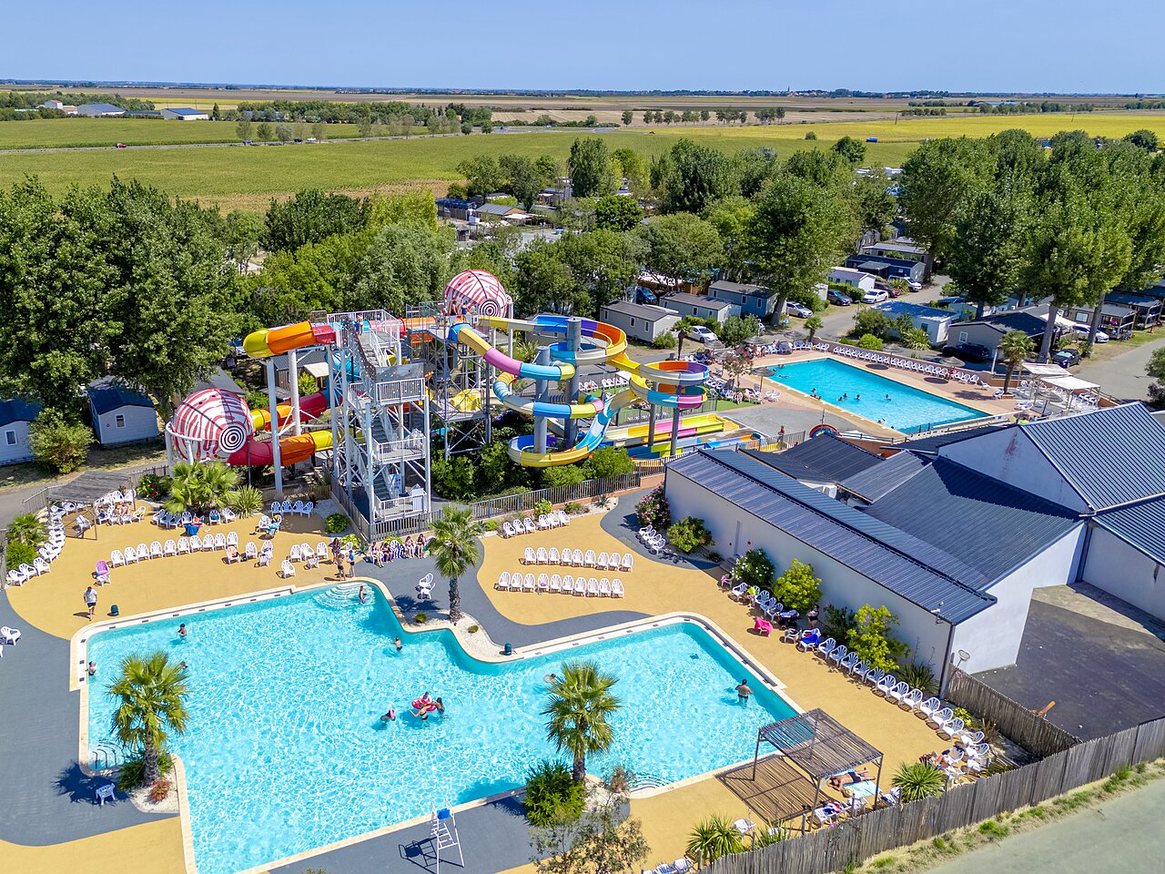 Reusachtige waterglijbanen en buitenzwembaden op camping CAPFUN Bel Air in Aiguillon sur Mer (85).