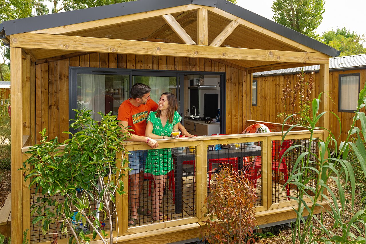 Stel op terras van stacaravan op camping CAPFUN Bel Air in Aiguillon sur Mer (85).