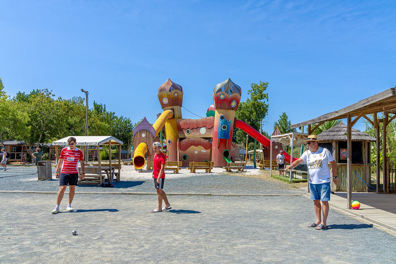 Spelen en jeu de boules op camping CAPFUN Bel Air in Aiguillon sur Mer (85).