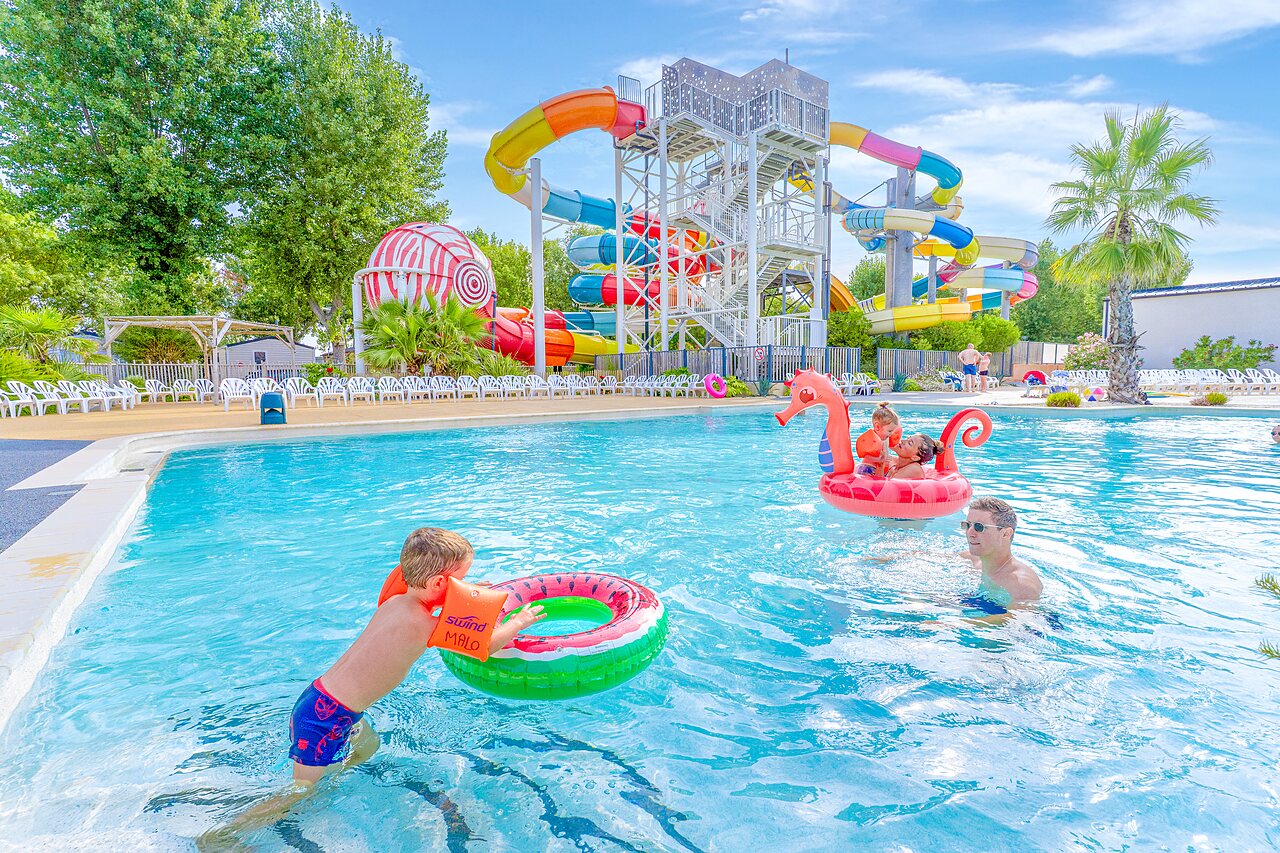 Buitenzwembad, waterglijbanen en kinderen op camping CAPFUN Bel Air in Aiguillon sur Mer.