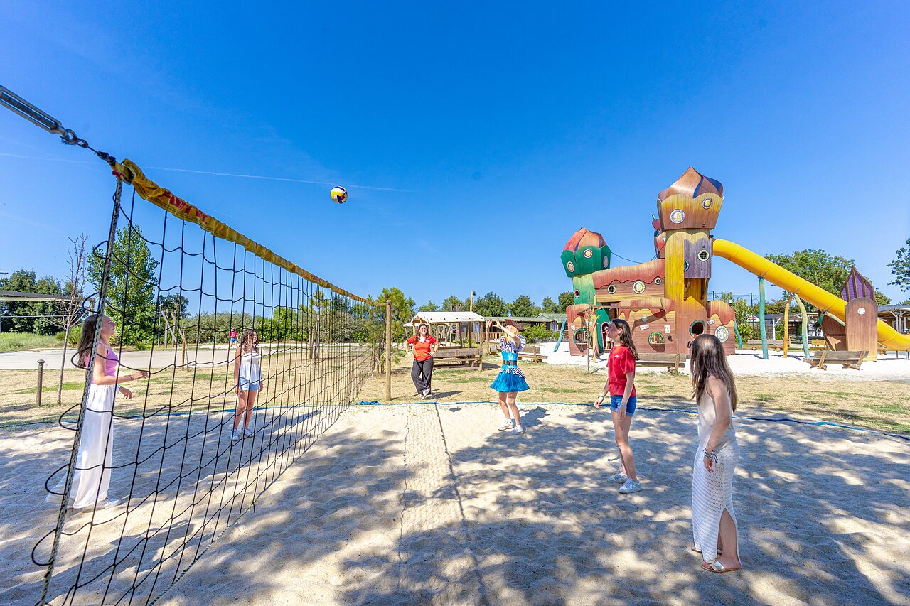 Beachvolleybal op camping CAPFUN Bel Air in Aiguillon sur Mer (85).