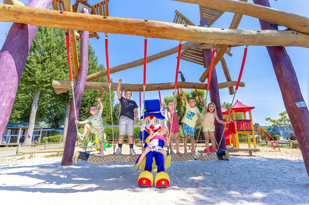 Reuzenschommel, kinderen, mascotte op camping CAPFUN Bel Air in Aiguillon sur Mer.