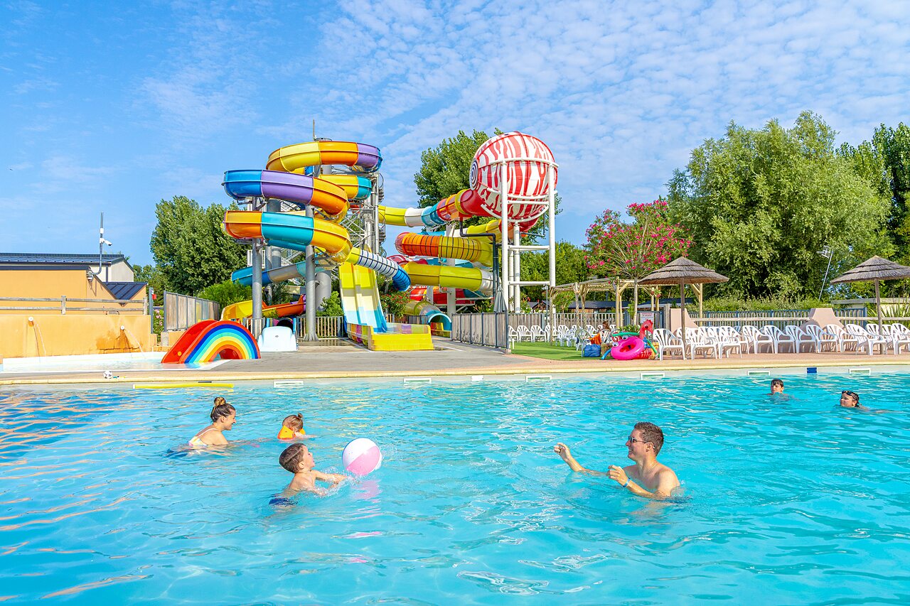 Buitenzwembad, waterglijbanen op camping CAPFUN Bel Air in Aiguillon sur Mer.