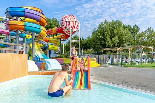 Waterglijbanen en zwembad op camping CAPFUN Bel Air in Aiguillon sur Mer (85).