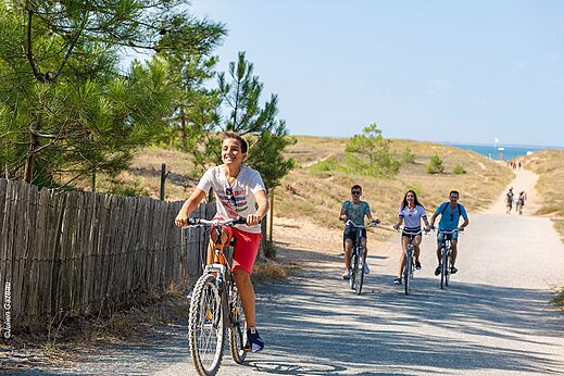 Fietsactiviteit met familie op camping CAPFUN Bel Air in Aiguillon sur Mer (85).