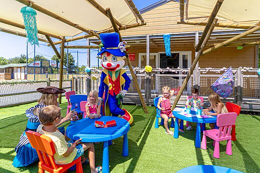 Kinderanimatie met mascotte en creatieve activiteiten op camping CAPFUN Bel Air in Aiguillon sur Mer (85).