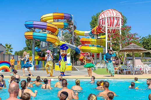 Buitenbad, reusachtige waterglijbanen en animatie op CAPFUN Bel Air camping.