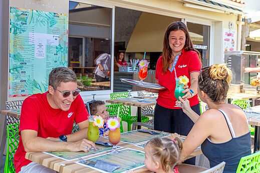 Cocktailservice familie op camping CAPFUN Bel Air in Aiguillon sur Mer (85).
