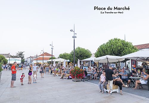 Levendig Marktplein in La Tranche-sur-Mer, een stad om te ontdekken.