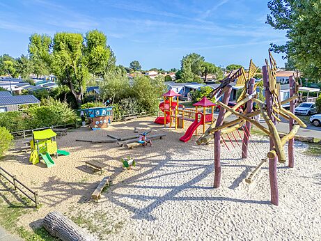 Grote speeltuin met speeltoestellen en zand op camping CAPFUN Bel Air in Aiguillon sur Mer (85).