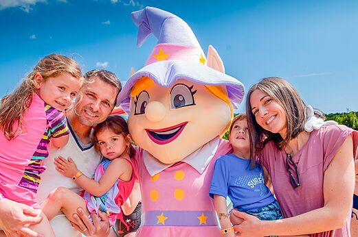 Mascotte en lachende familie op camping CAPFUN Bel Air in Aiguillon sur Mer (85).