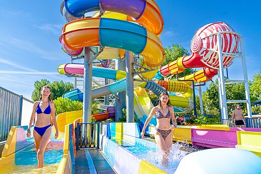 Kleurrijke waterglijbanen en zwembad op camping CAPFUN Bel Air in Aiguillon sur Mer.