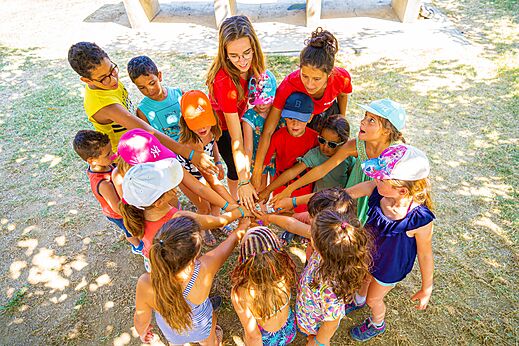 Groepsactiviteit voor kinderen met animatoren op camping CAPFUN Bel Air in Aiguillon.