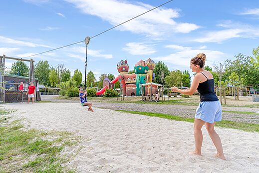 Kind op tokkelbaan en speelplaats camping CAPFUN Bel Air Aiguillon sur Mer (85).