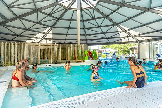 Verwarmd overdekt zwembad, familiezwemmen op camping CAPFUN Bel Air in Aiguillon sur Mer (85).