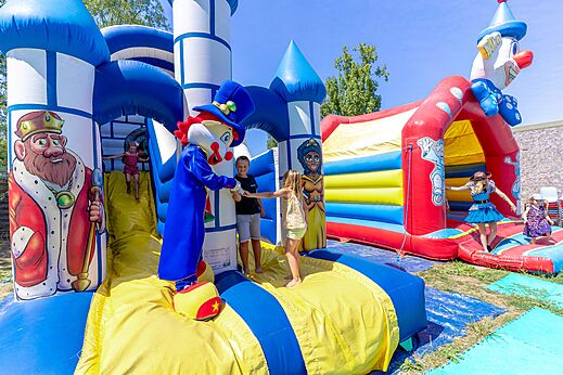 Opblaasbare spelen, kinderen en mascotte op camping CAPFUN Bel Air in Aiguillon sur Mer.