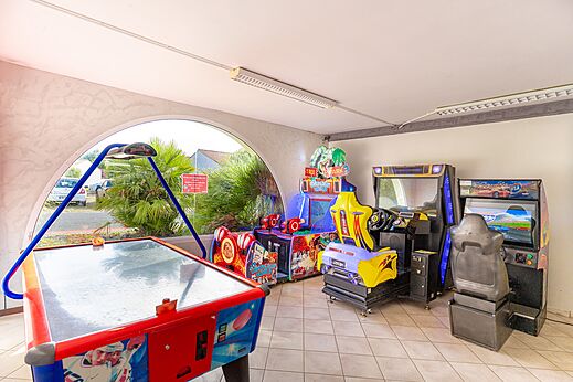 Arcadespellen en airhockey op camping CAPFUN Bel Air in Aiguillon sur Mer.