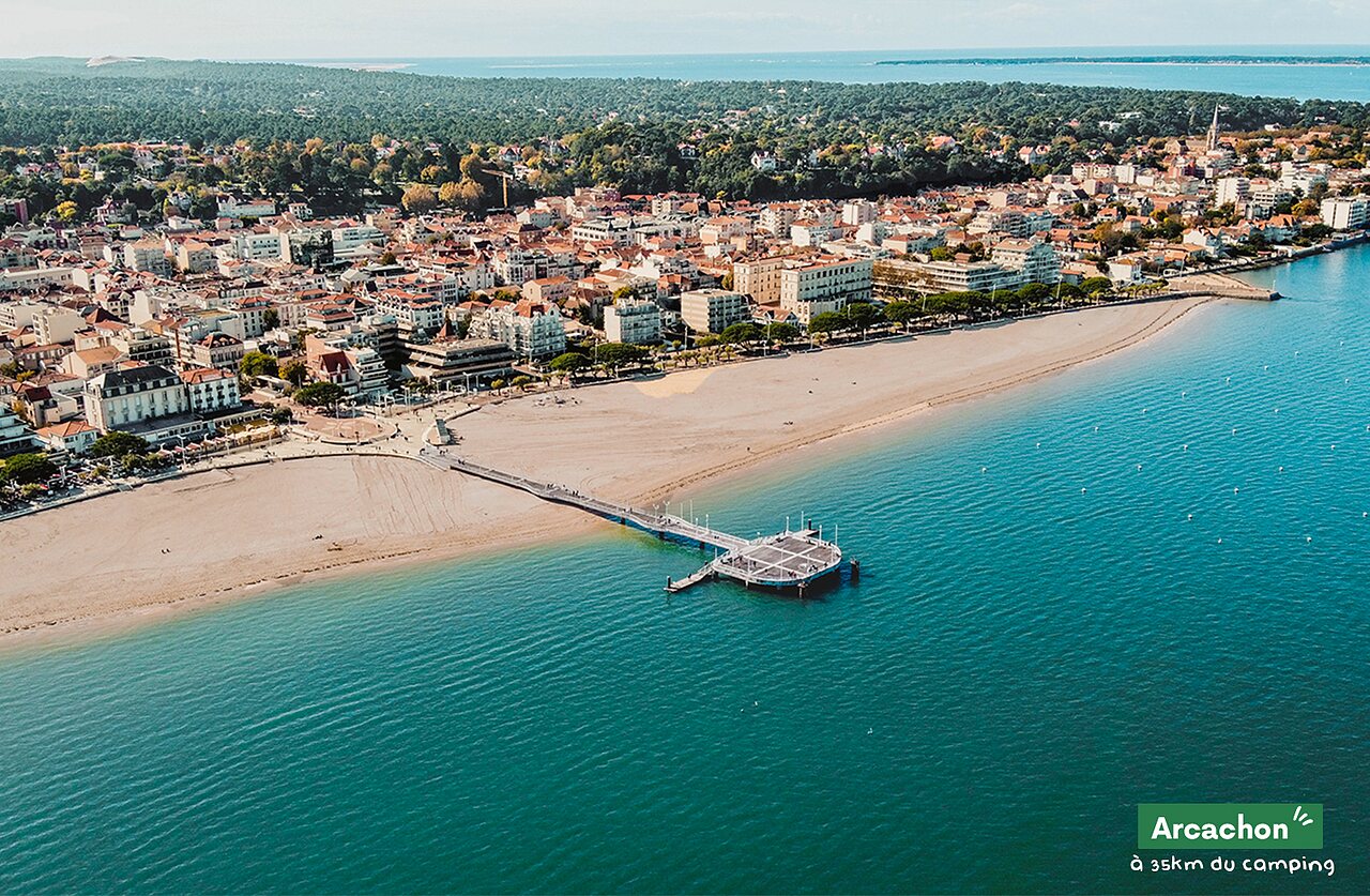 Strand van Arcachon met pier en stad, bezienswaardigheid nabij de camping.