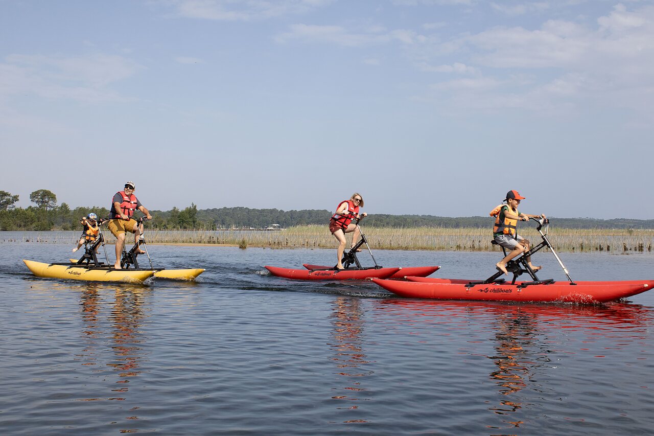 Familie op waterfietsen op het meer bij camping CLICOCHIC Bimbo in BISCARROSSE (40).