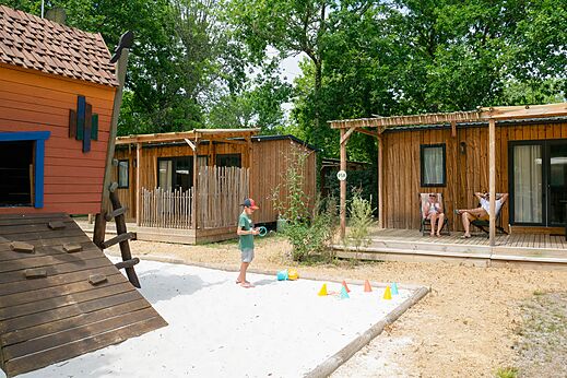 Kind op de speeltuin, stacaravans op camping CLICOCHIC Bimbo in BISCARROSSE (40).