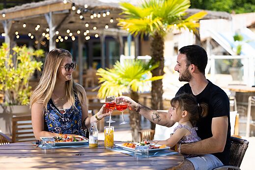 Familie luncht op het restaurantterras op camping CLICOCHIC Bimbo in BISCARROSSE (40).