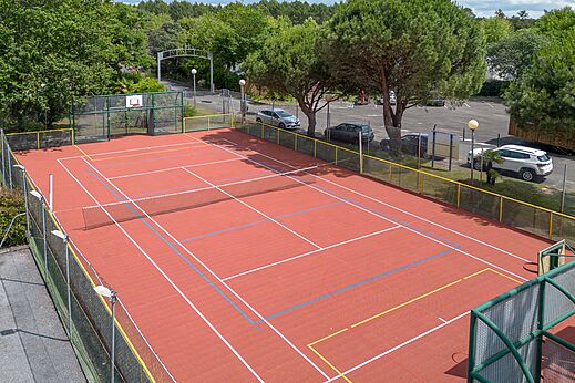 Multisportterrein tennis en basketbal op camping CLICOCHIC Bimbo in BISCARROSSE.