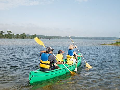 Familie in kano op het meer, camping CLICOCHIC Bimbo BISCARROSSE (40).